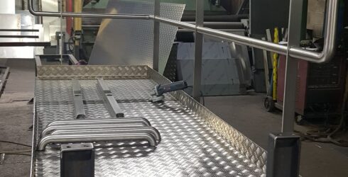 HANDRAIL AND PLATFORM